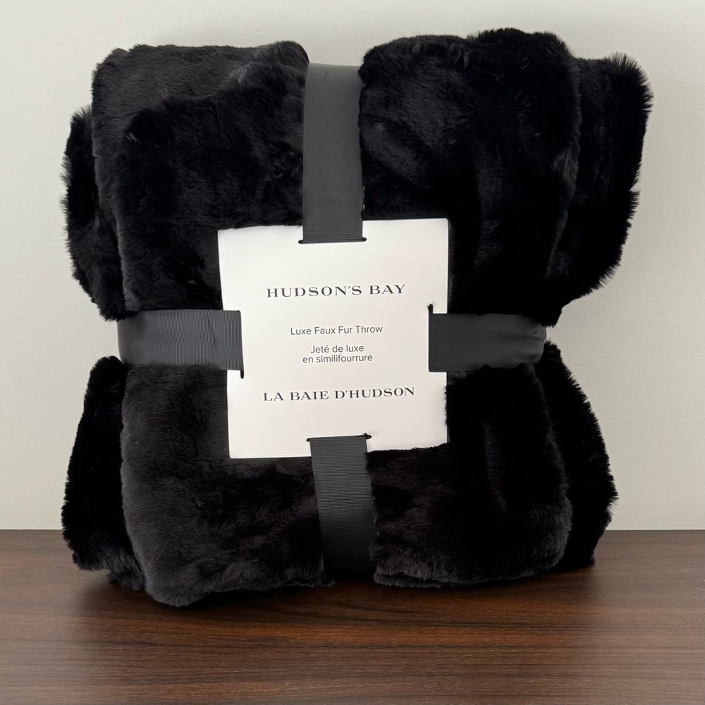 Hudson's Bay‎ Luxe Faux Fur Throw - Black